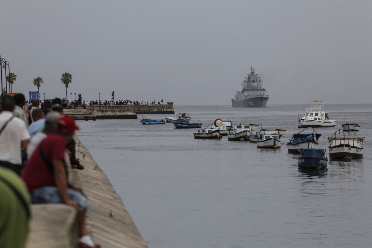 Az Admiral Gorskov orosz fregatt érkezik Havanna kikötőjébe 2024. június 12-én. A következő hat napban Oroszország és Kuba közös hadgyakorlatot tart majd a Karibi-térségben. (Fotó: MTI/AP/Arial Ley)