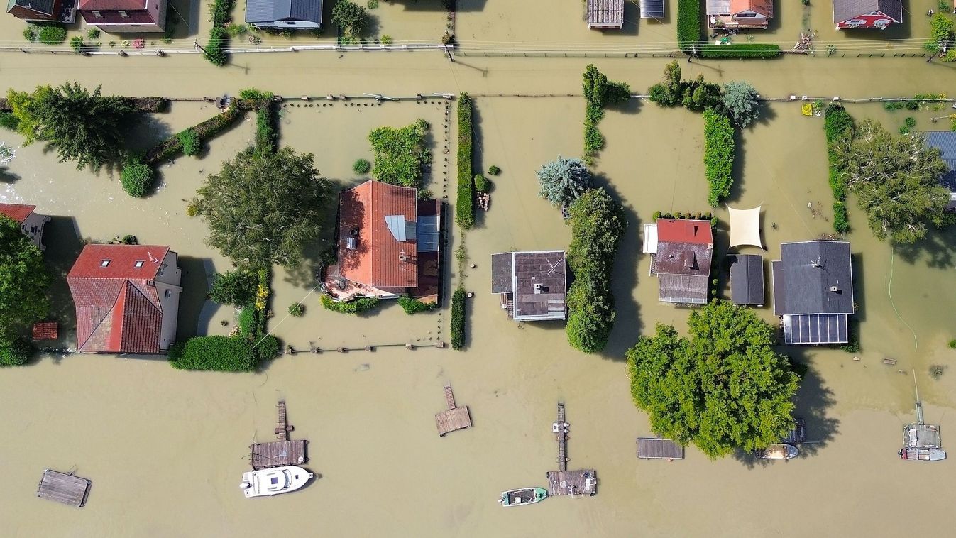 Vének, 2024. június 7.
A drónnal készült képen a Duna által elárasztott, ártérben fekvõ üdülõnegyed a Gyõr-Moson-Sopron vármegyei Vének település határában 2024. június 6-án.
MTI/Krizsán Csaba