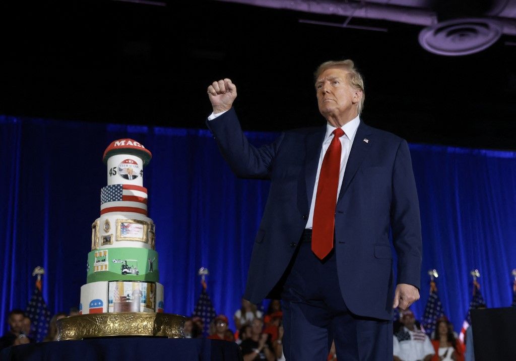Floridában tartott választási gyűlésén ünnepelte a 78. születésnapját Donald Trump