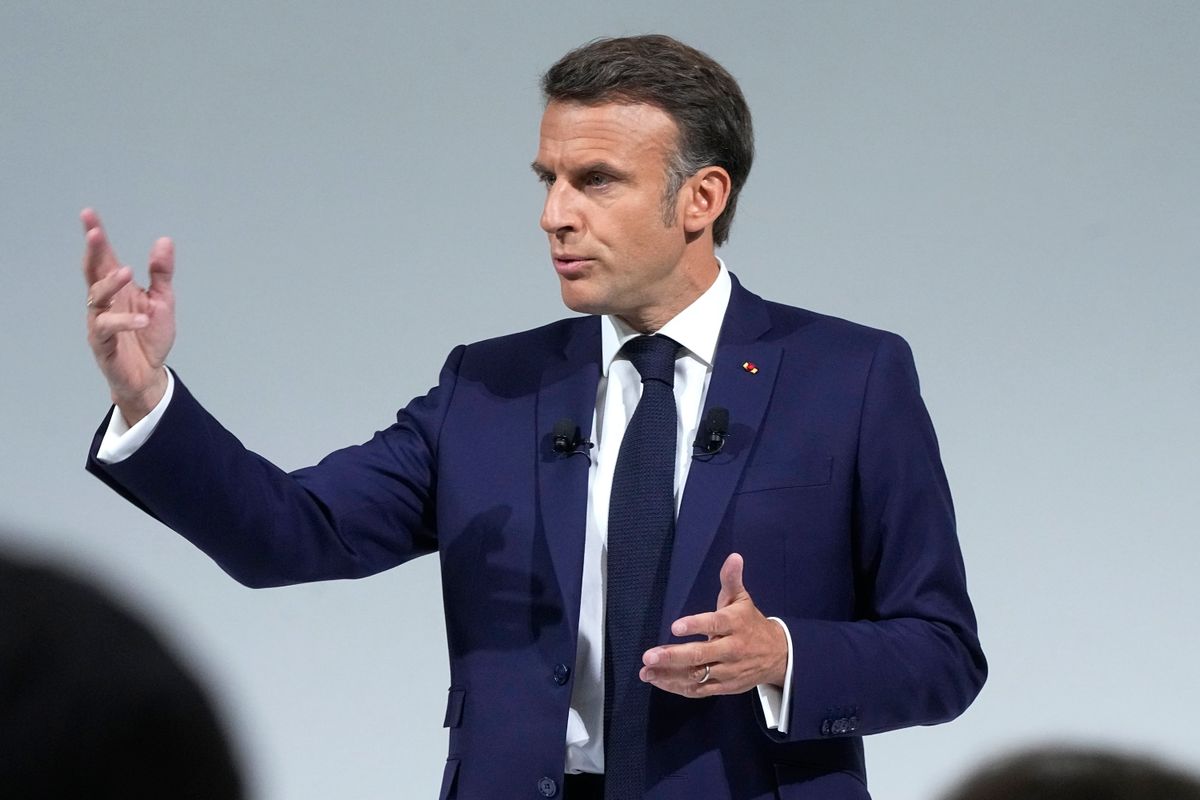Emmanuel Macron francia elnök sajtóértekezletet tart Párizsban 2024. június 12-én. Macron pártja a június 9-én tartott európai parlamenti választásokon alulmaradt a francia jobboldali Nemzeti Tömörülés (RN) párttal szemben, emiatt az államfő feloszlatta a nemzetgyűlést és június 30-ára új parlamenti választásokat írt ki. (Fotó: MTI/AP/Michel Euler)