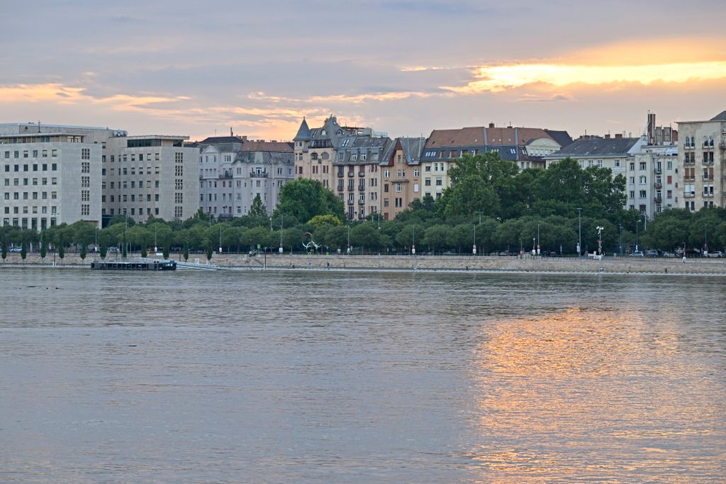 Budapest, 2024. június 7.
Az áradó Duna az V. kerületi Id. Antall József rakpartnál 2024. június 7-én. Az érkezõ dunai árhullám miatt a Budapest Közút már lezárta a forgalom elõl a budai alsó rakpartot a Mozaik utca és a Rákóczi híd között, illetve a pesti alsó rakpartot a Népfürdõ utca és a Közraktár utca között. A folyó tetõzése a fõvárosban június 8-án várható, 660 centiméter körüli vízállással.
MTI/Lakatos Péter