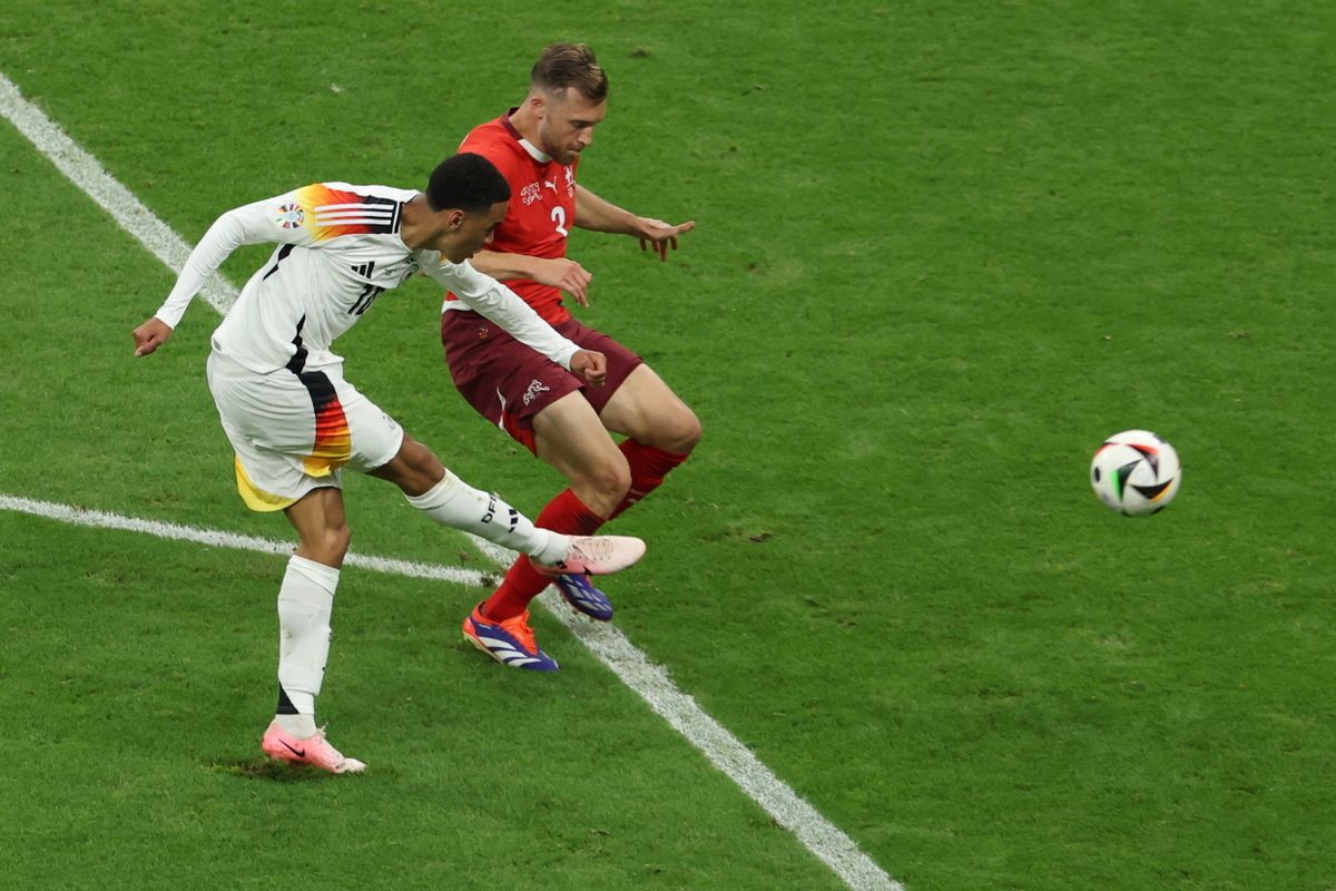 Frankfurt, 2024. június 23.
A német Jamal Musiala (b) kapura lõ a németországi labdarúgó Európa-bajnokság A csoportjának harmadik fordulójában játszott Svájc Németország mérkõzésen a frankfurti Waldstadionban 2024. június 23-án. foci Eb dráma szabálytalanság VAR