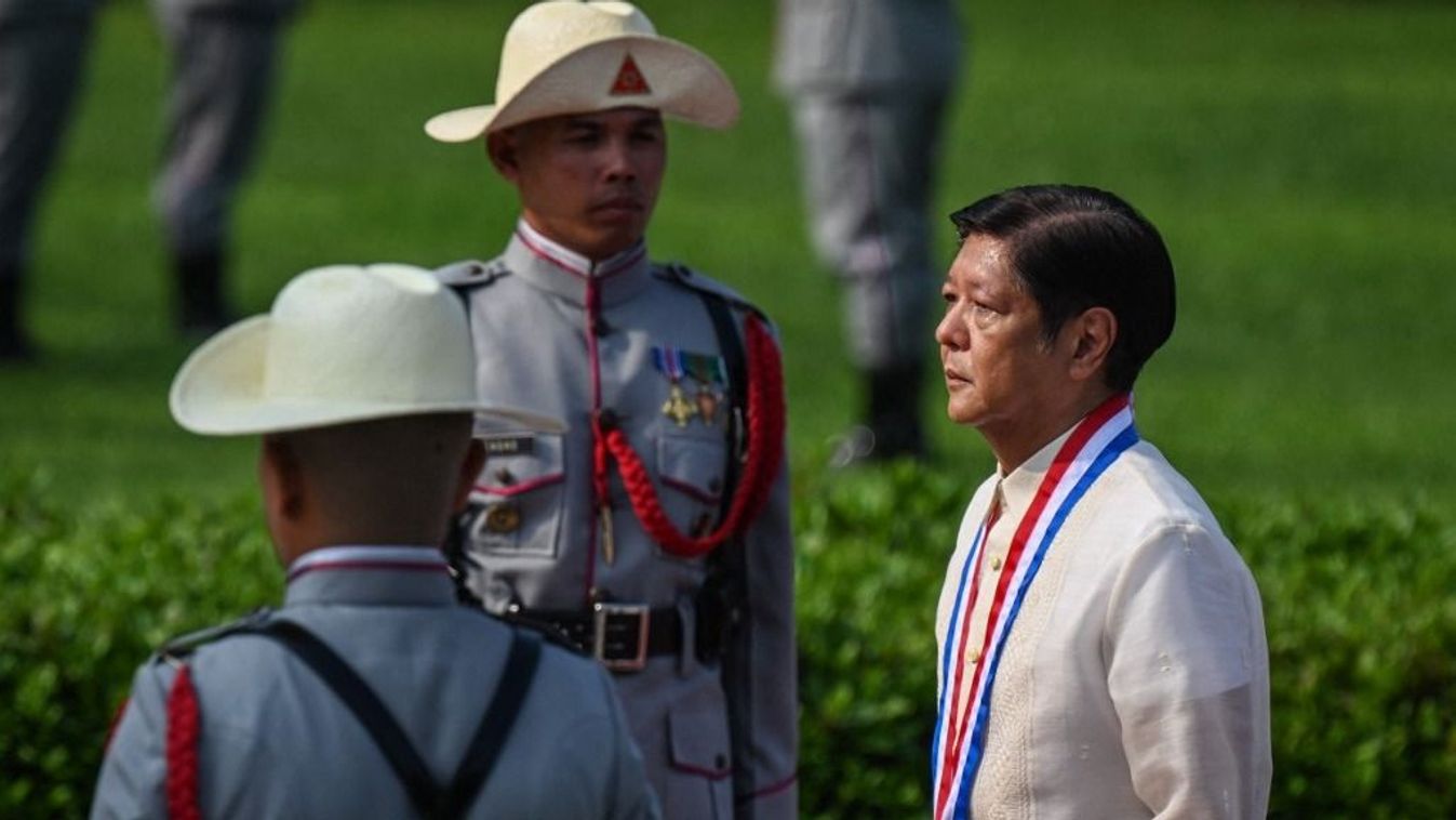 Ifjabb Ferdinand Marcos Fülöp-szigeteki elnök vezeti a zászlófelvonási és koszorúzási ünnepséget az ország 126. függetlenségi ünnepségén a manilai Luneta Parkban 2024. június 12-én. (JAM STA ROSA / AFP fotója)