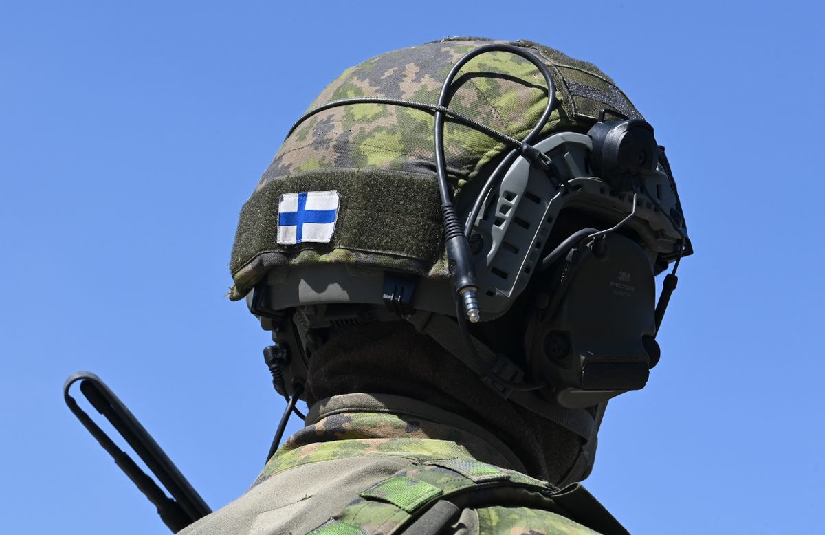 A finn hadsereg katonája az ország zászlóját viseli a sisakján. (Fotó: Christof STACHE / AFP)