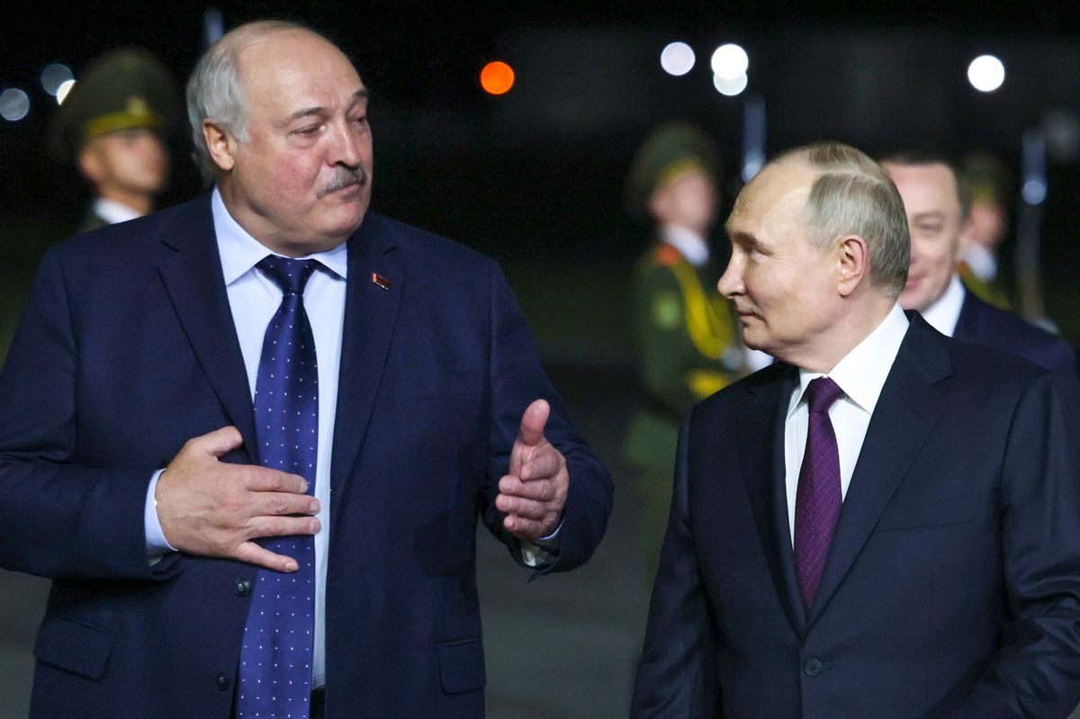 Aljakszandr Lukasenka belarusz elnök (b) orosz partnerét, Vlagyimir Putyint fogadja a minszki repülőtéren 2024. május 23-án. (Fotó: MTI/AP/Szputnyik/Orosz elnöki sajtószolgálat/Mihail Metzel)