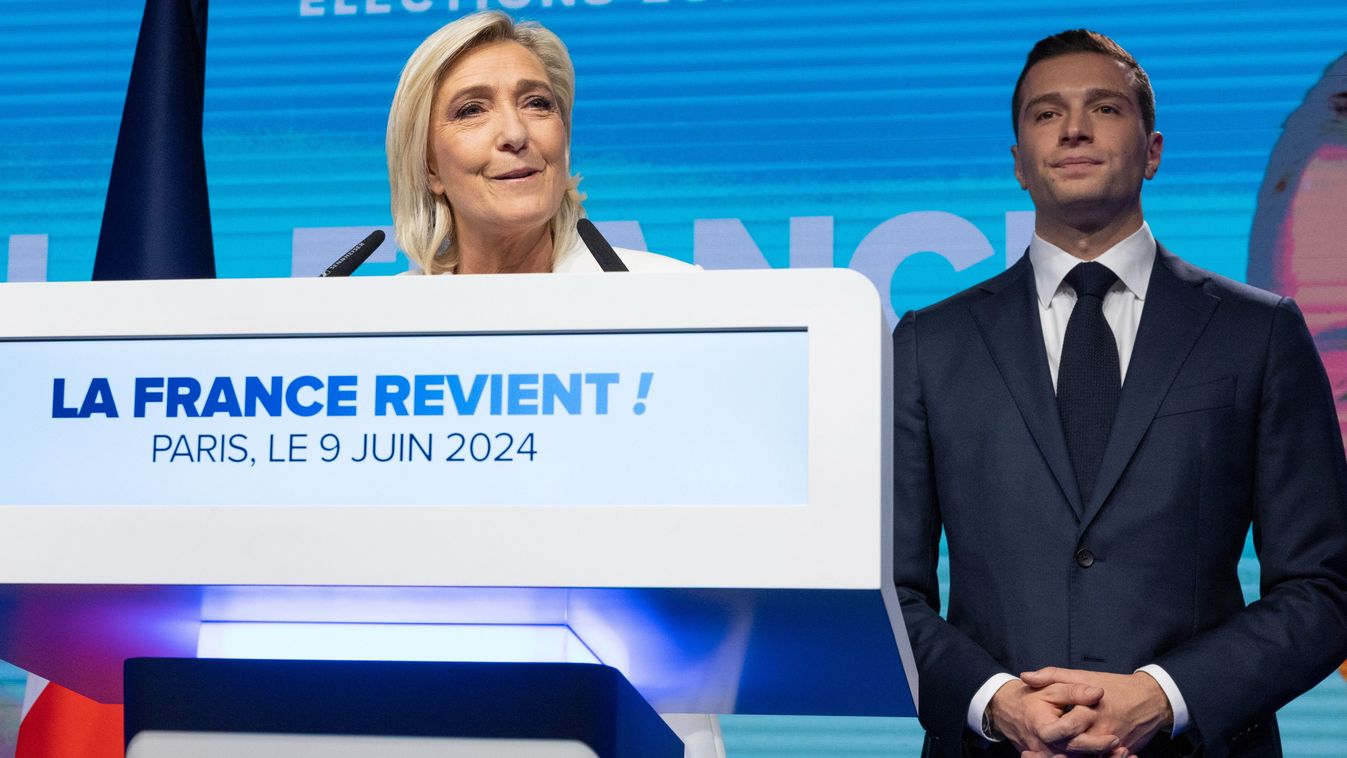Marine Le Pen, a francia ellenzéki Nemzeti Tömörülés (RN) párt frakcióvezetője beszél és Jordan Bardella pártelnök 