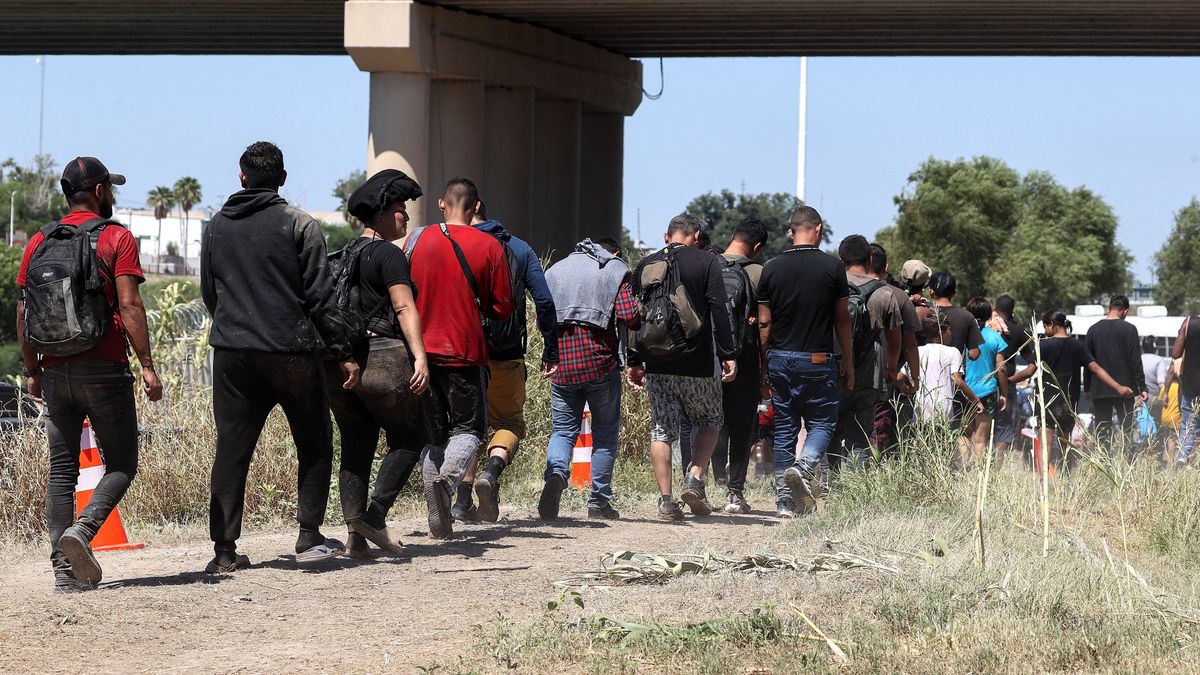 Elképesztő: több száz illegális migráns táborozik a repülőtéren + videó