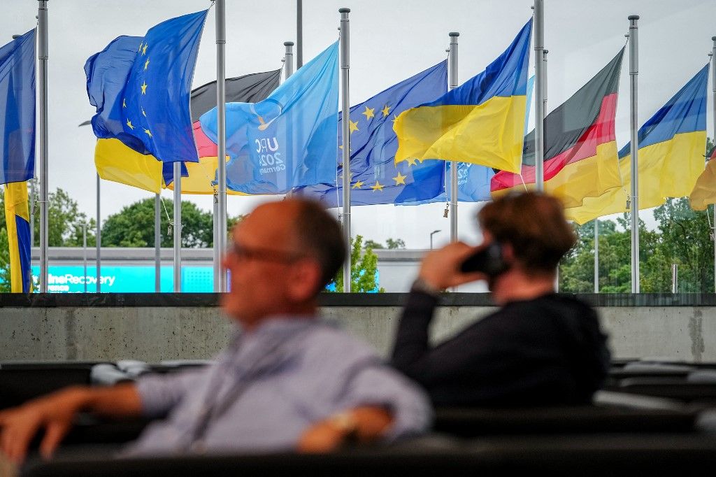 Ukrajna, Németország és az EU zászlaja lobog a szélben az Ukrajna újjáépítéséről szóló nemzetközi konferencián Berlinben. (Fotó:dpa Picture-Alliance/AFP/Kay Nietfeld)