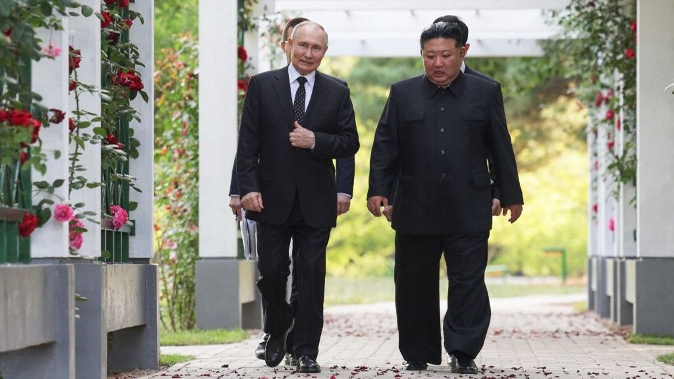 Vlagyimir Putyin orosz elnök és Kim Dzsong Un észak-koreai vezető a felszabadulási emlékműnél tartott koszorúzási ünnepség előtt sétál Phenjanban 2024. június 19-én.  