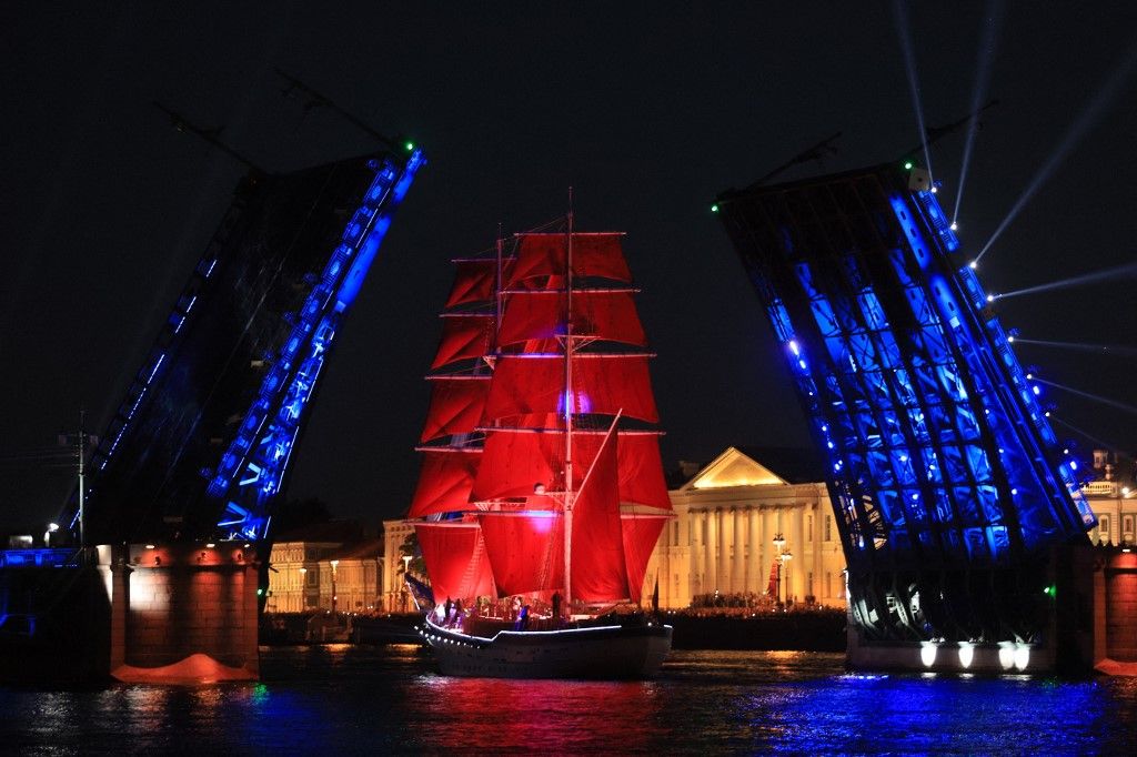 Egy régimódi nagyhajó vitorlázik a szentpétervári Néva folyón a "Skarlátvörös vitorlák" fesztiválon
