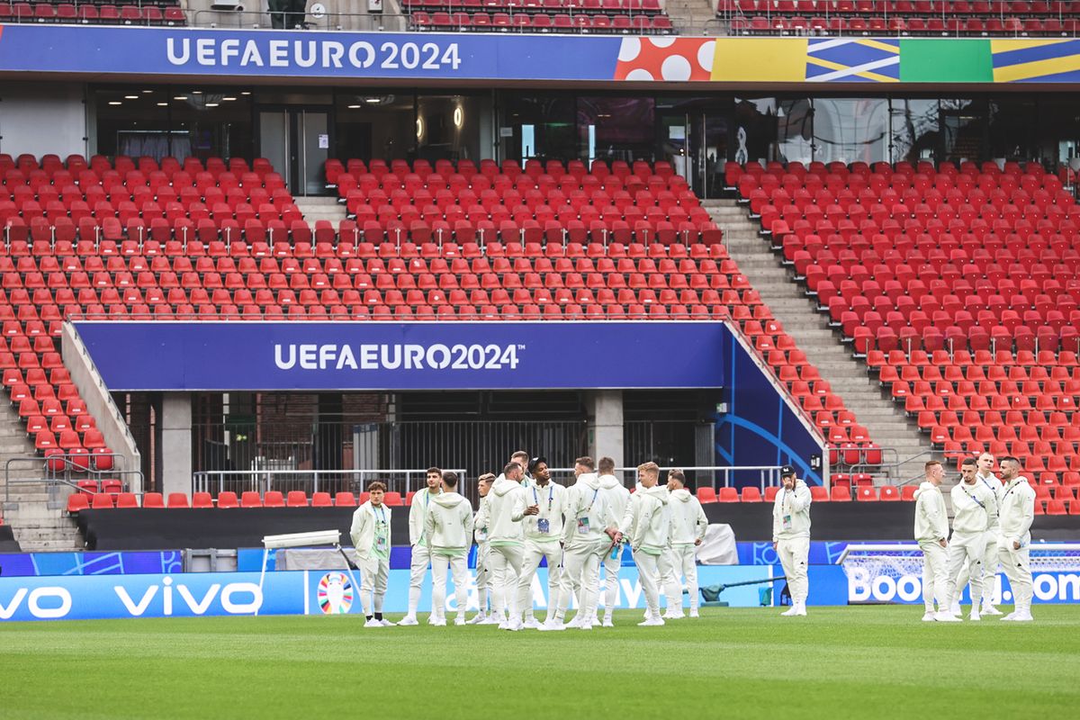 A magyar válogatott játékosok bejárták a kölni stadiont