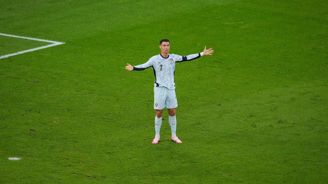 Gelsenkirchen, 2024. június 26.
A portugál Cristiano Ronaldo a németországi labdarúgó Európa-bajnokság F csoportja harmadik fordulójában játszott Georgia-Portugália mérkõzésen a gelsenkircheni AufSchalke Arénában 2024. június 26-án.
foci Eb Szlovénia