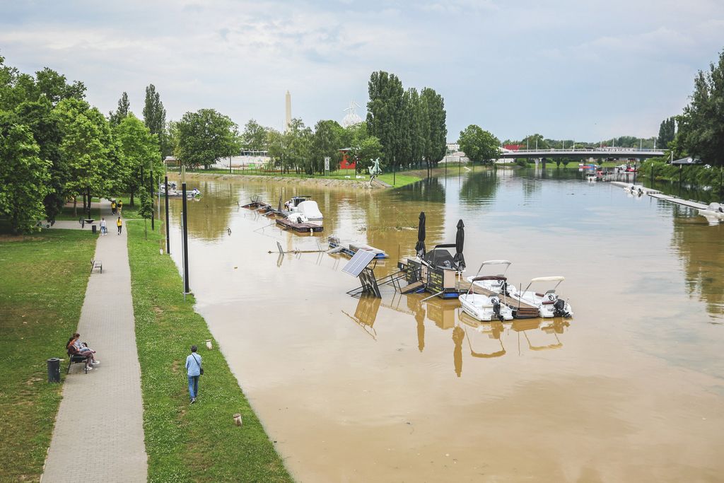 DSC_7017
20240603 Győr
Árvíz Győr belváros - várható jelentős mennyiségű eső miatt hét eleji elemzések szerint jelentős árhullám érkezik, Mosoni Duna,
Fotó: Csapó Balázs CSB
Kisalföld