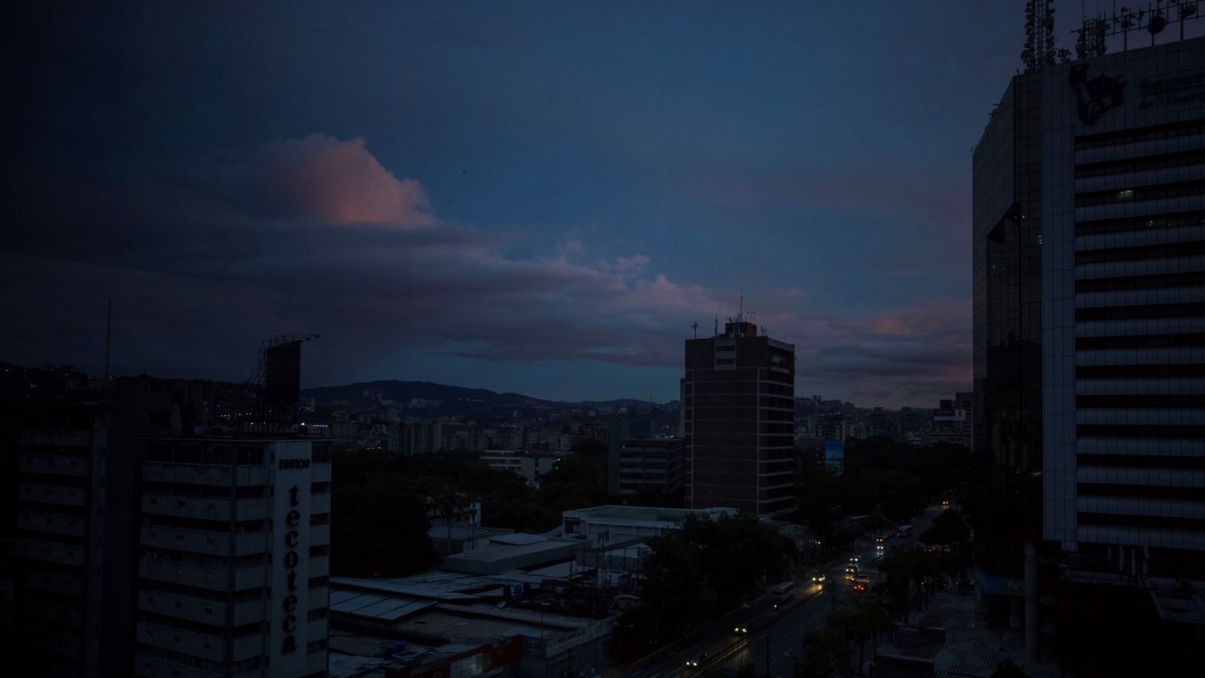 Caracas, 2019. július 23.
Áramszünet idején készült kép Caracas belvárosáról 2019. július 22-én. Venezuela 24 szövetségi államából 19-ben szünetelt az áramszolgáltatás ezen a napon.
