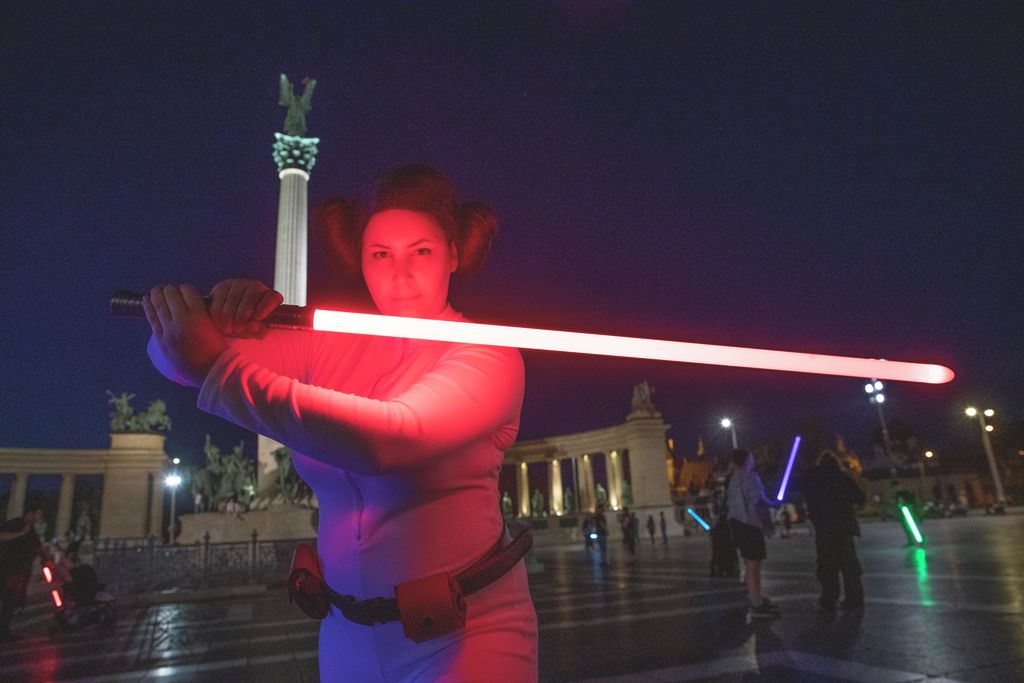 Budapest Hősök tere. Star wars lézerkard rajongók találkozója.