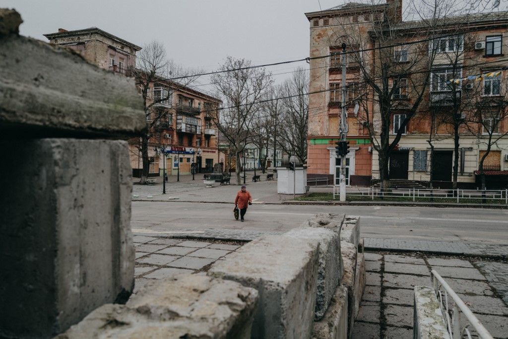 Egy út a Dnyipro folyó közelében, miközben az orosz-ukrán háború folytatódik Herszonban. (Fotó: Anadolu/AFP/Wojciech Grzedzinski)