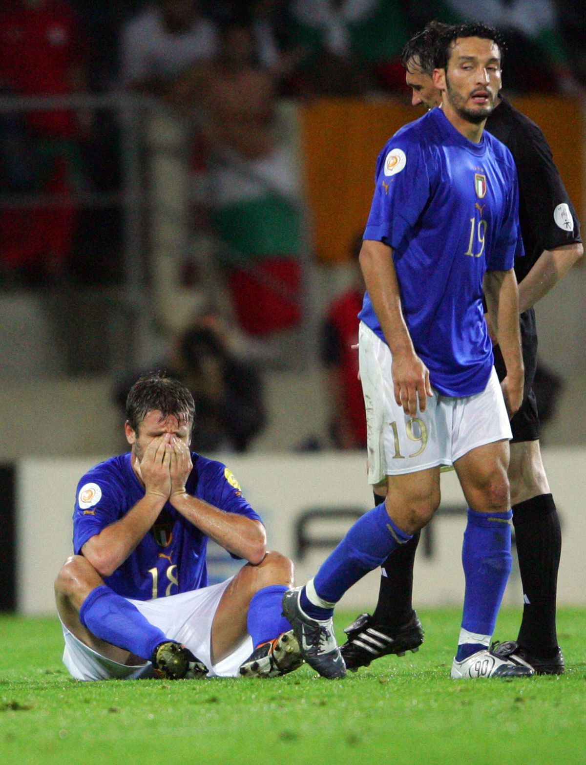 Italian forward Antonio Cassano (L) and midfielder Gianluca Zambrotta  look dejected, 22 June 2004 at Henriques stadium in Guimaraes, at the end of the Euro 2004 group C football match between Italy and Bulgaria at the European Nations championship in Portugal. Italy is kicked out of the competition despite winning the match 2 to 1. AFP PHOTO MLADEN ANTONOV (Photo by MLADEN ANTONOV / AFP)
foci eb 2004 olasz válogatott magyar válogatott