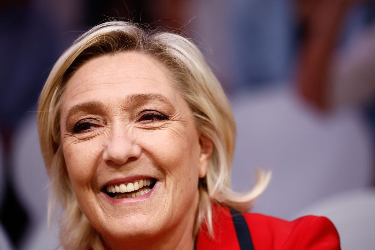 Marine Le Pen, a francia ellenzéki Nemzeti Tömörülés (RN) párt vezéralakja a pártelnök párizsi sajtóértekezletén 2024. június 24-én. Franciaországban június 30-án és július 7-én előrehozott kétfordulós parlamenti választásokat tartanak. (Fotó: MTI/EPA/Mohamed Badra)