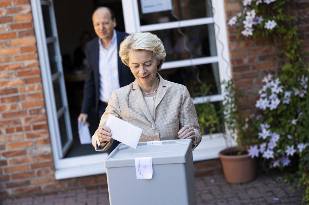 Ursula von der Leyen, az Európai Bizottság elnöke és néppárti csúcsjelölt leadja szavazatát az európai parlamenti választásokon az észak-németországi Burgdorfban, Hannover közelében lévő szavazóhelyiségben 2024. június 9-én. 