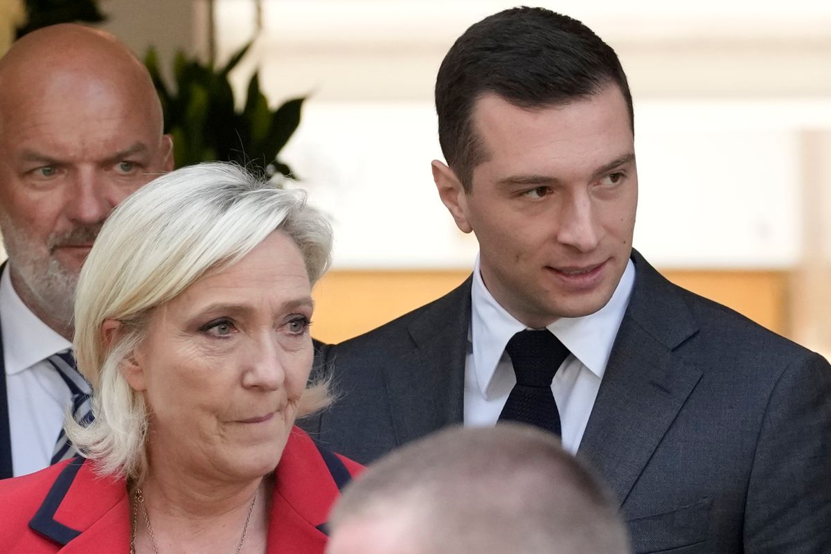 Jordan Bardella, a francia ellenzéki Nemzeti Tömörülés (RN) párt elnöke és Marine Le Pen, a párt nemzetgyűlési frakcióvezetője 