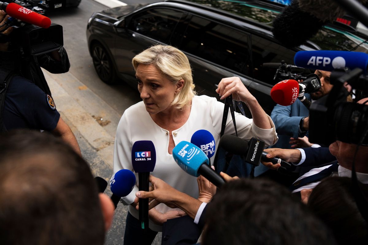 Marine Le Pen, a jobboldali Nemzeti Tömörülés (RN) párt nemzetgyűlési frakcióvezetője nyilatkozik a sajtó képviselőinek a párt párizsi székházához érkezőben 2024. július 1-jén, a francia parlamenti választások első fordulójának másnapján. (Fotó: MTI/AP/Louise Delmotte)