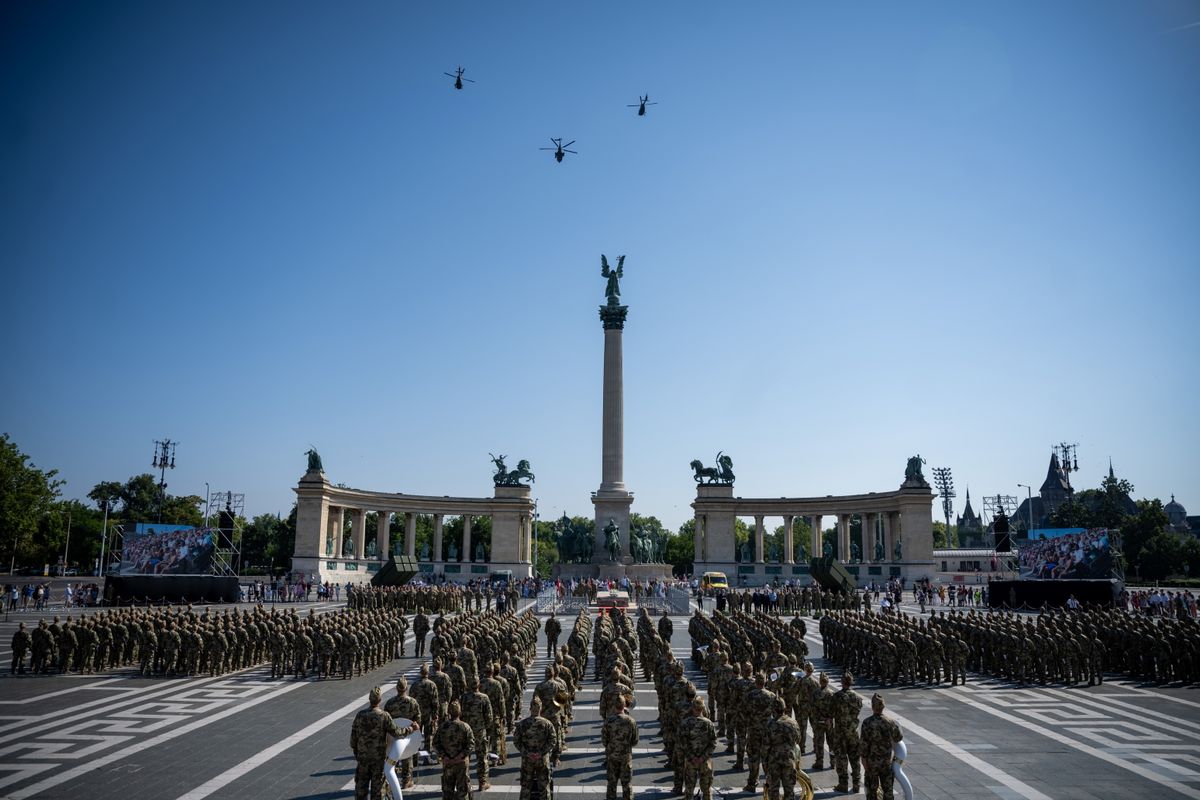 Budapest, 2024. július 13.
Helikopterek a budapesti Hõsök tere felett a Magyar Honvédség Altiszti Akadémiáján végzett honvéd altisztek eskütételi ünnepségén 2024. július 13-án.
MTI/Balogh Zoltán