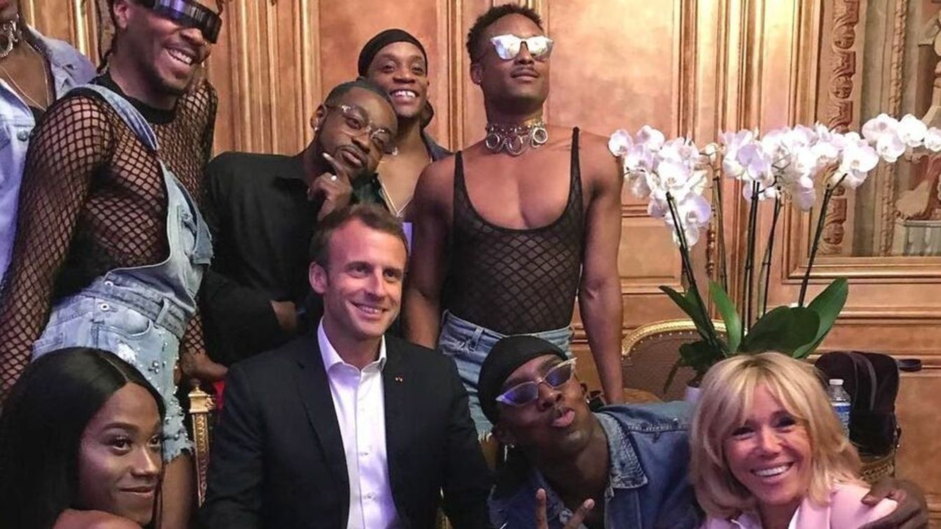 Emmanuel és Brigitte Macron a DJ Kiddy Smile táncosaival körülvéve az Elysée-n 2018. június 21-én