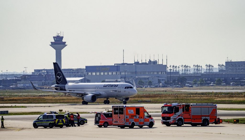 Klímaaktivisták miatt átmenetileg felfüggesztették a légi forgalmat Németország legnagyobb repülőterén. (Fotó: Andreas Arnold / DPA / dpa Picture-Alliance az AFP-n keresztül)