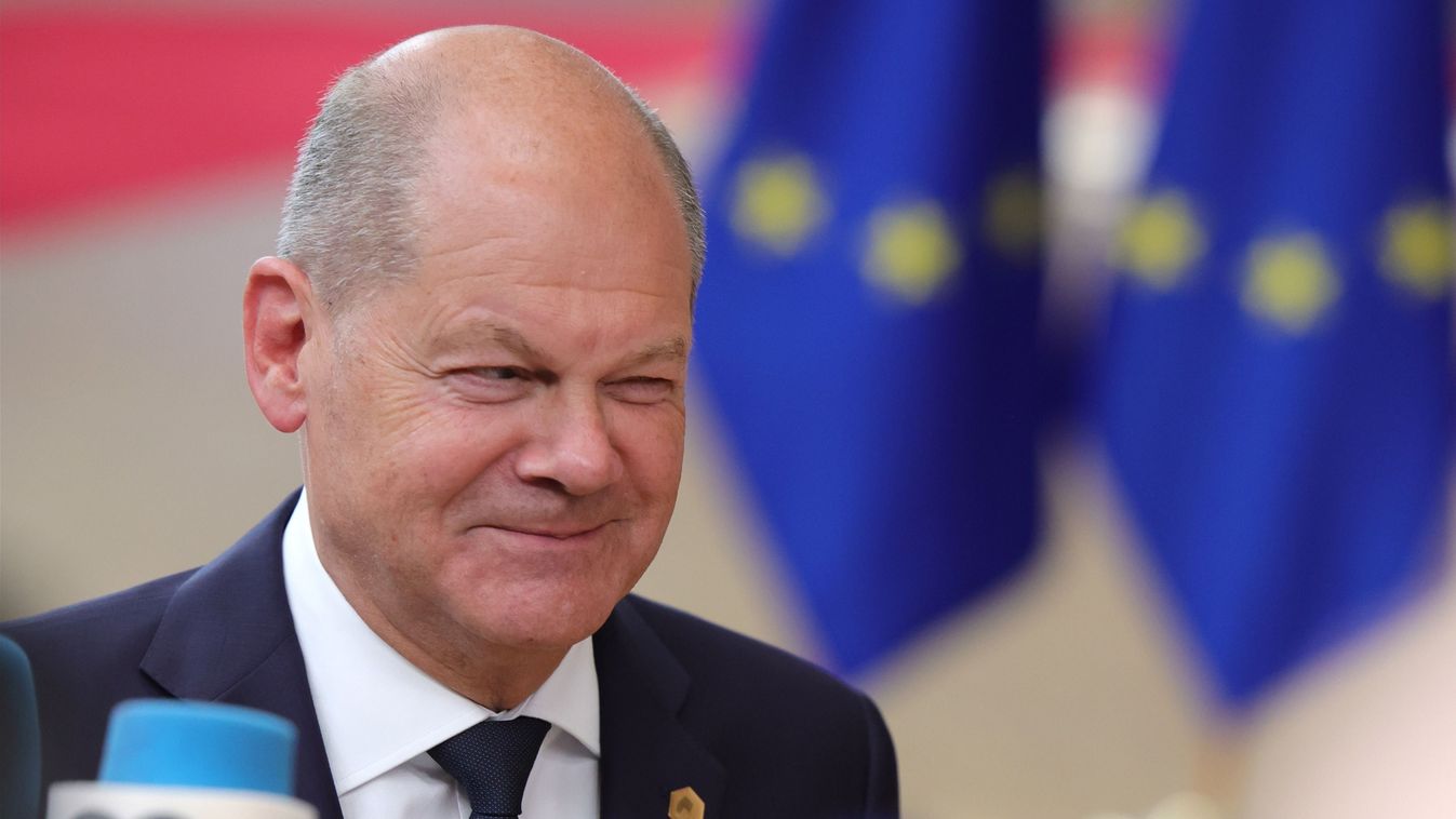 SCHOLZ, Olaf
Brüsszel, 2024. június 17.
Olaf Scholz német kancellár az Európai Unió nem hivatalos csúcstalálkozójára érkezik Brüsszelben bõ egy héttel az európai parlamenti választások után, 2024. június 17-én.
MTI/EPA/Olivier Matthys