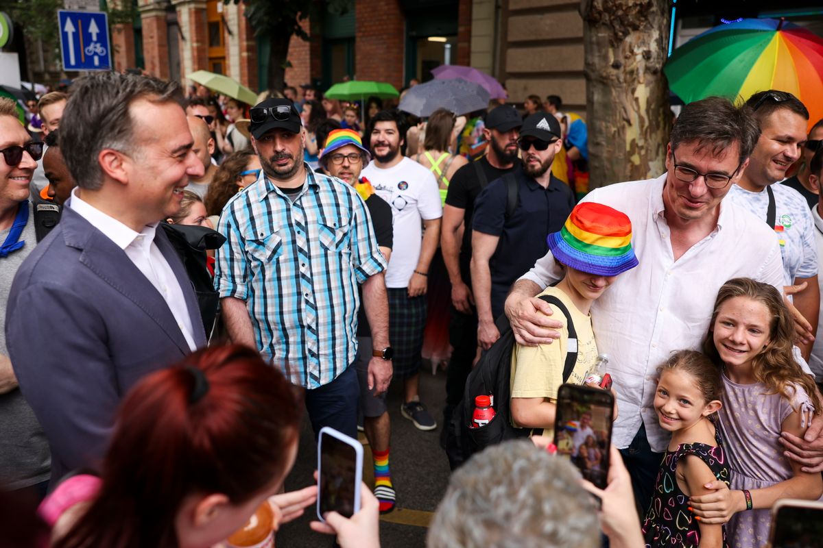David Pressman, az Egyesült Államok budapesti nagykövete (b) és Karácsony Gergely főpolgármester (j2) a 29. Budapest Pride résztvevői között az Andrássy úton 2024. június 22-én. (Fotó: MTI/Hegedüs Róbert)