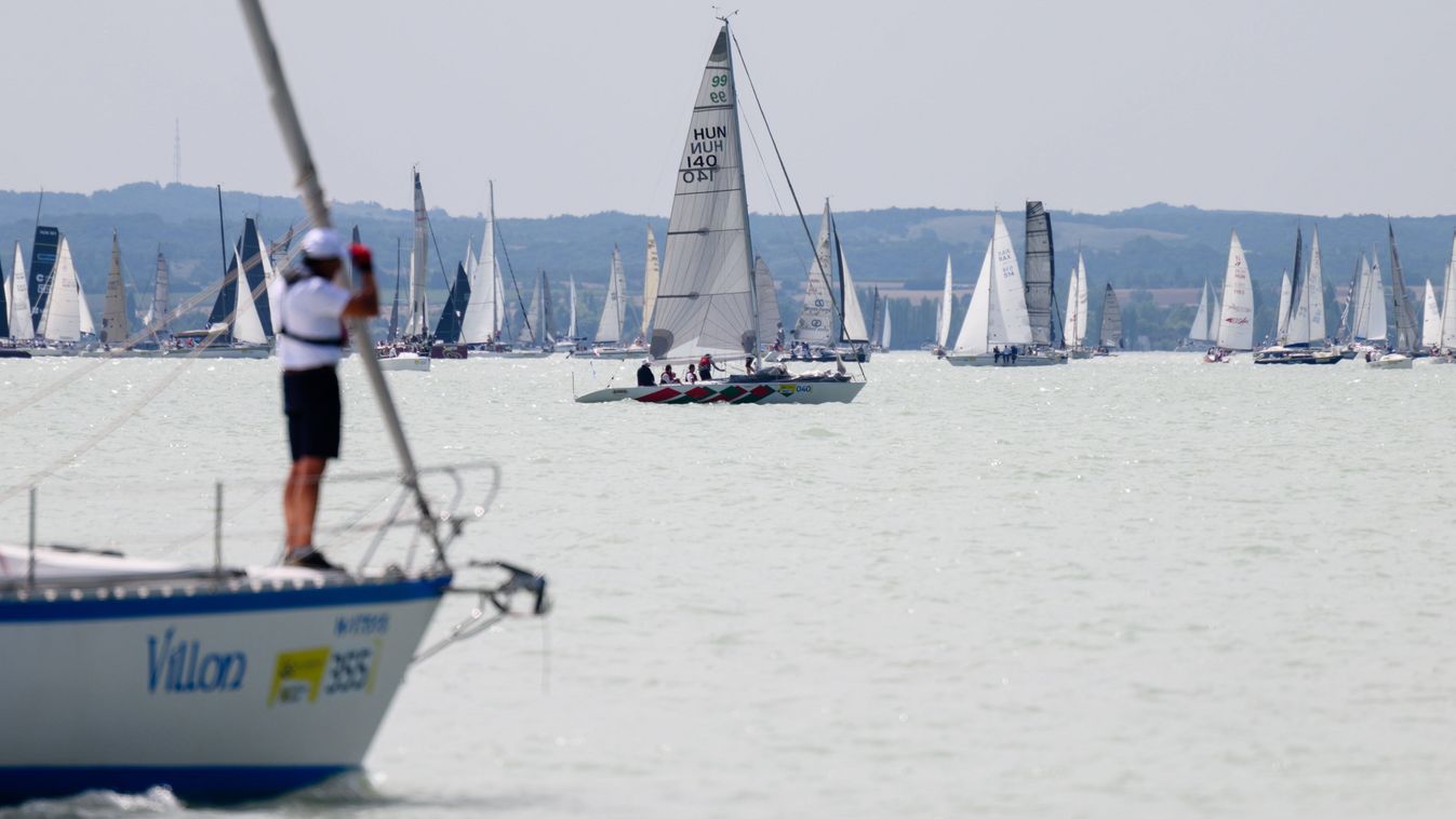 Balatonfüred, 2023. július 6.
Az 55. Kékszalag Raiffeisen Nagydíj tókerülõ vitorlásverseny mezõnye a rajt elõtt Balatonfüred közelében 2023. július 6-án.
MTI/Vasvári Tamás