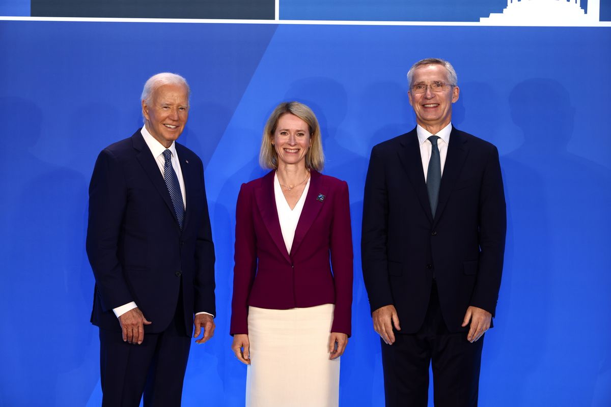 Joe Biden amerikai elnök (b) és Jens Stoltenberg NATO-főtitkár (j) a NATO washingtoni csúcstalálkozójának ülésére érkező Kaja Kallas észt miniszterelnököt fogadja 2024. július 10-én. (Fotó: MTI/EPA/Jim Lo Scalzo)