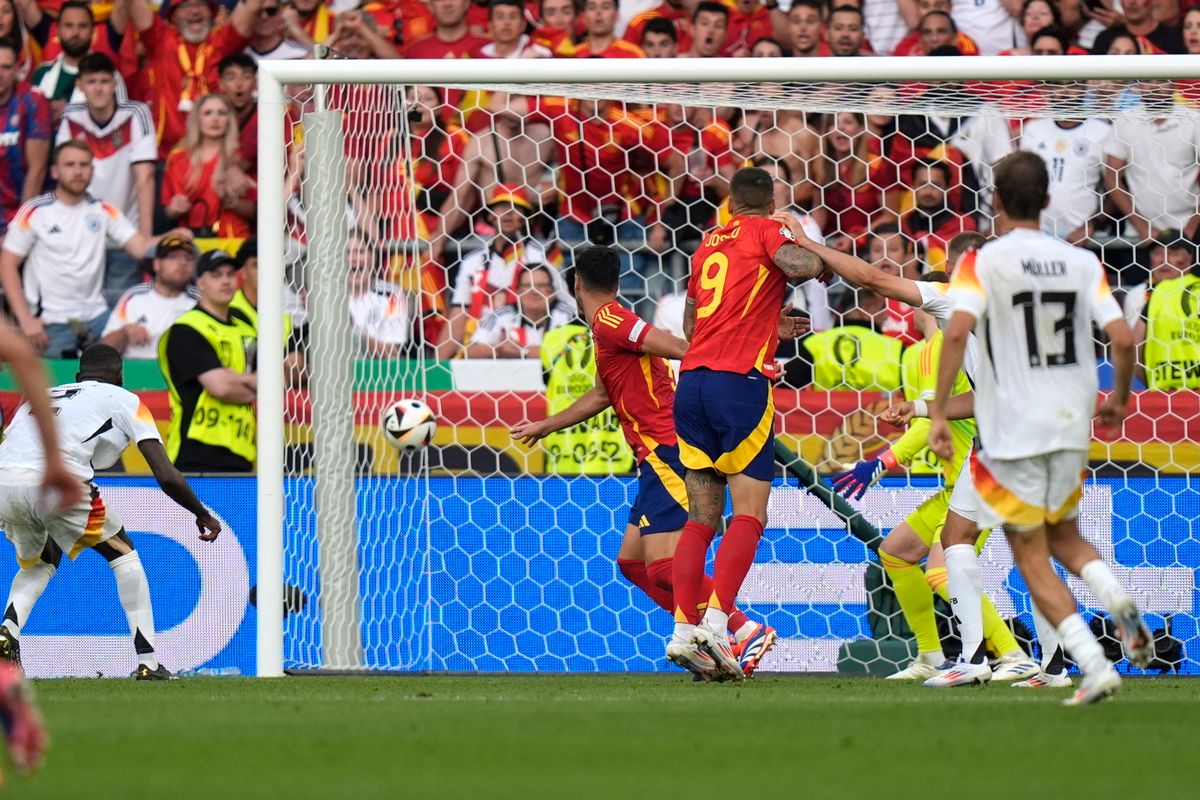 Stuttgart, 2024. július 5.
A spanyol Mikel Merino (k) gólt fejel a németországi labdarúgó Európa-bajnokság negyeddöntõjében játszott Spanyolország-Németország mérkõzést követõ hosszabbításban a stuttgarti MHP Arénában 2024. július 5-én. Spanyolország az 1-1-es döntetlennel végzõdött rendes játékidõ után a hosszabbításban 2-1-re gyõzött.
foci Eb 2024 Jude Bellingham gólöröm Kylian Mbappé