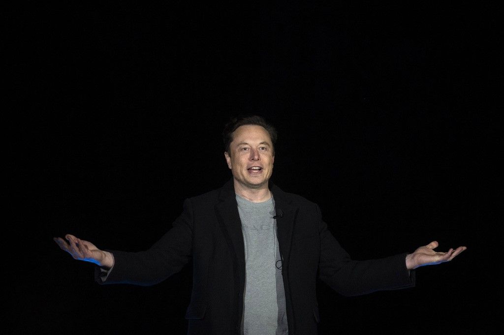 Elon Musk gesztikulálva beszél a SpaceX dél-texasi Boca Chica Village melletti Starbase létesítményében 2022. február 10-én tartott sajtótájékoztatón. (Fotó: JIM WATSON / AFP)