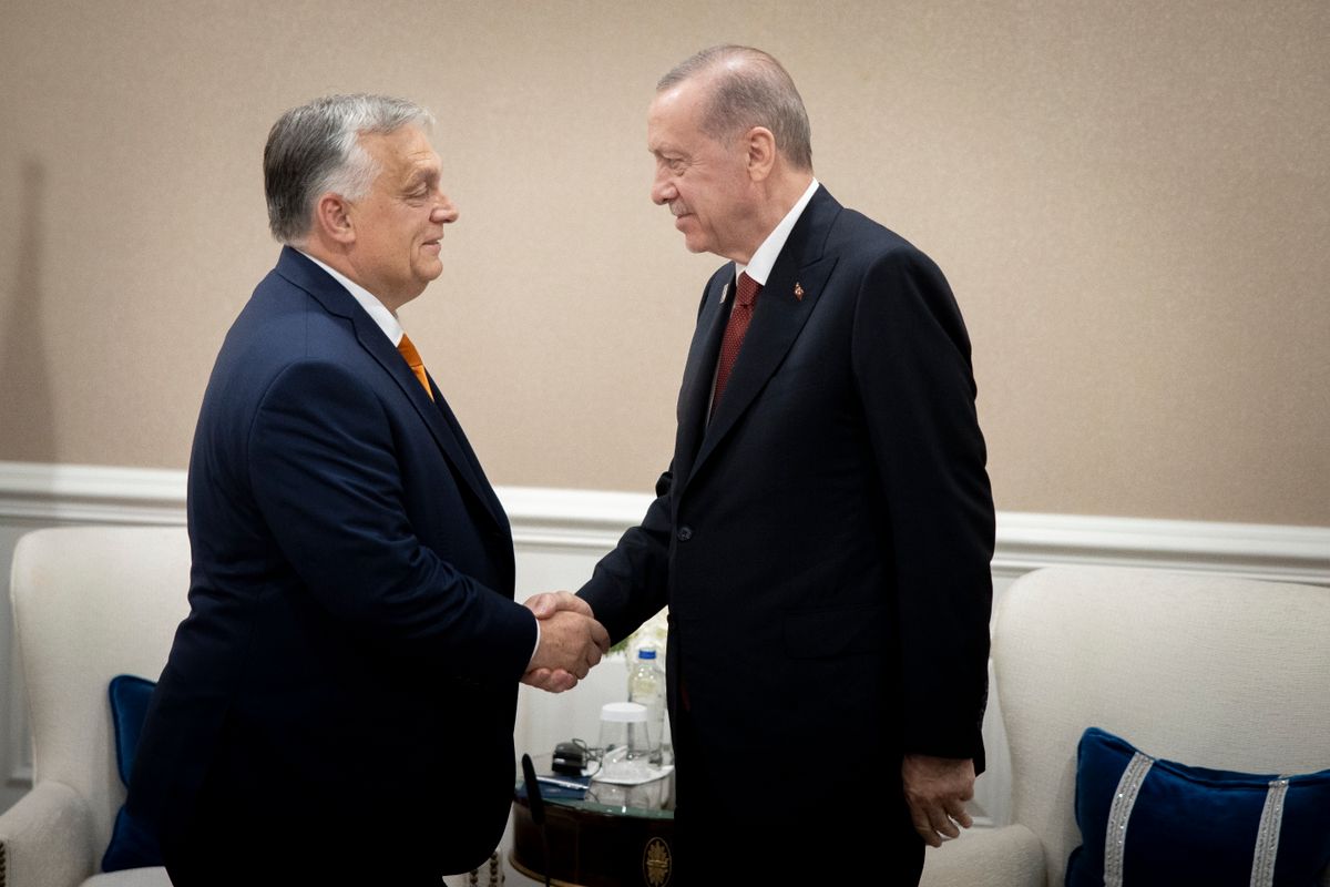 A Miniszterelnöki Sajtóiroda által közreadott képen Orbán Viktor miniszterelnök (b) és Recep Tayyip Erdogan török államfő kezet fog Washingtonban 2024. július 9-én. A tárgyaláson megvitatták az orosz-ukrán háború ügyét, Orbán Viktor a magyar békemisszió támogatását kérte. (Fotó: MTI/Miniszterelnöki Sajtóiroda/Fischer Zoltán)