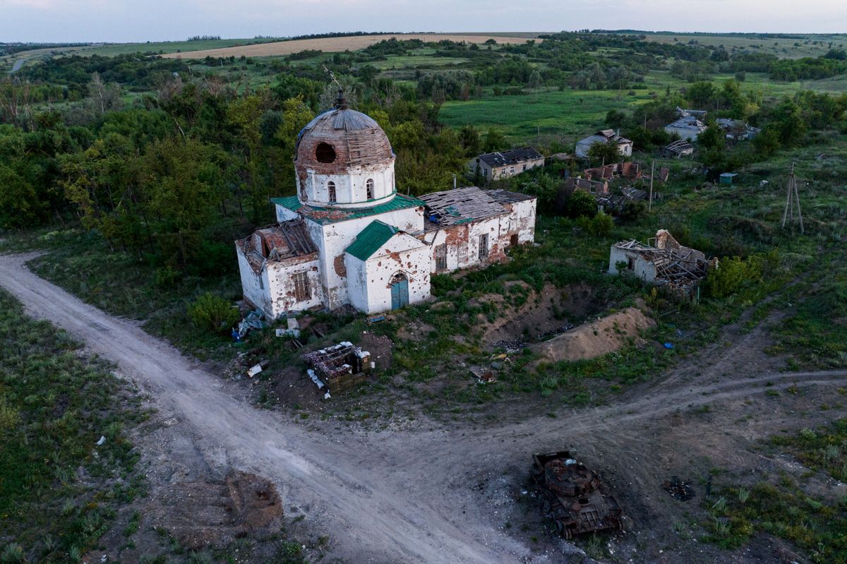 Megrongálódott ortodox templom a kelet-ukrajnai Harkivi területen 2024. július 1-jén, az Ukrajna elleni orosz háború alatt. (Fotó: MTI/AP/Jevhen Maloletka)