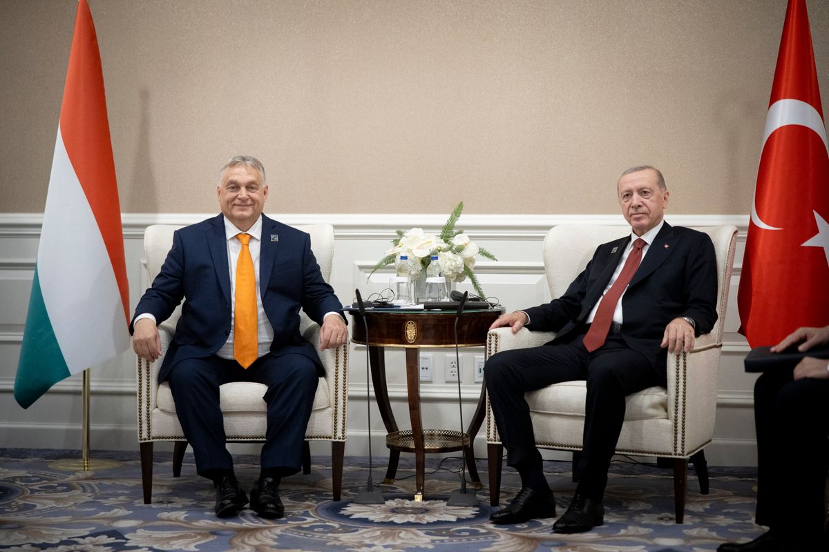 A Miniszterelnöki Sajtóiroda által közreadott képen Orbán Viktor miniszterelnök (b) és Recep Tayyip Erdogan török államfő találkozója Washingtonban 2024. július 9-én. A tárgyaláson megvitatták az orosz-ukrán háború ügyét, Orbán Viktor a magyar békemisszió támogatását kérte. (Fotó: MTI/Miniszterelnöki Sajtóiroda/Fischer Zoltán)