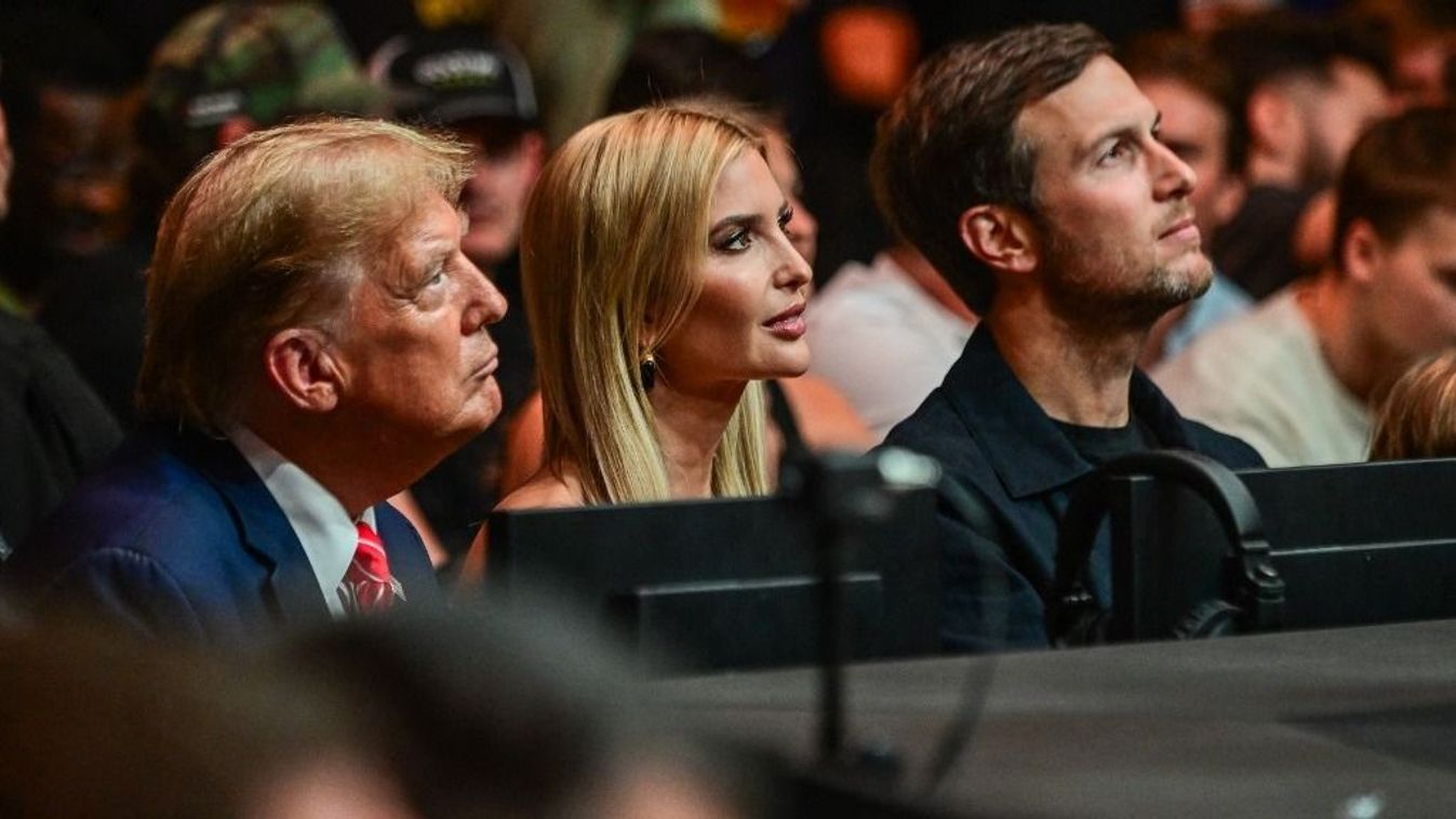 Donald Trump volt amerikai elnök (l), lánya, Ivanka Trump (c) és férje, Jared Kushner részt vesznek az Ultimate Fighting Championship (UFC) 299 vegyes harcművészeti versenyen a floridai Miamiban található Kaseya Centerben 2024. március 9-én.