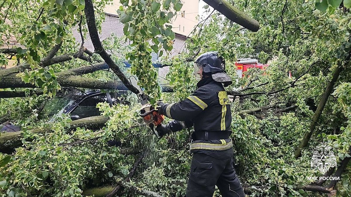 A viharos hurrikán erejű szél miatt összeomlott egy építőipari toronydaru