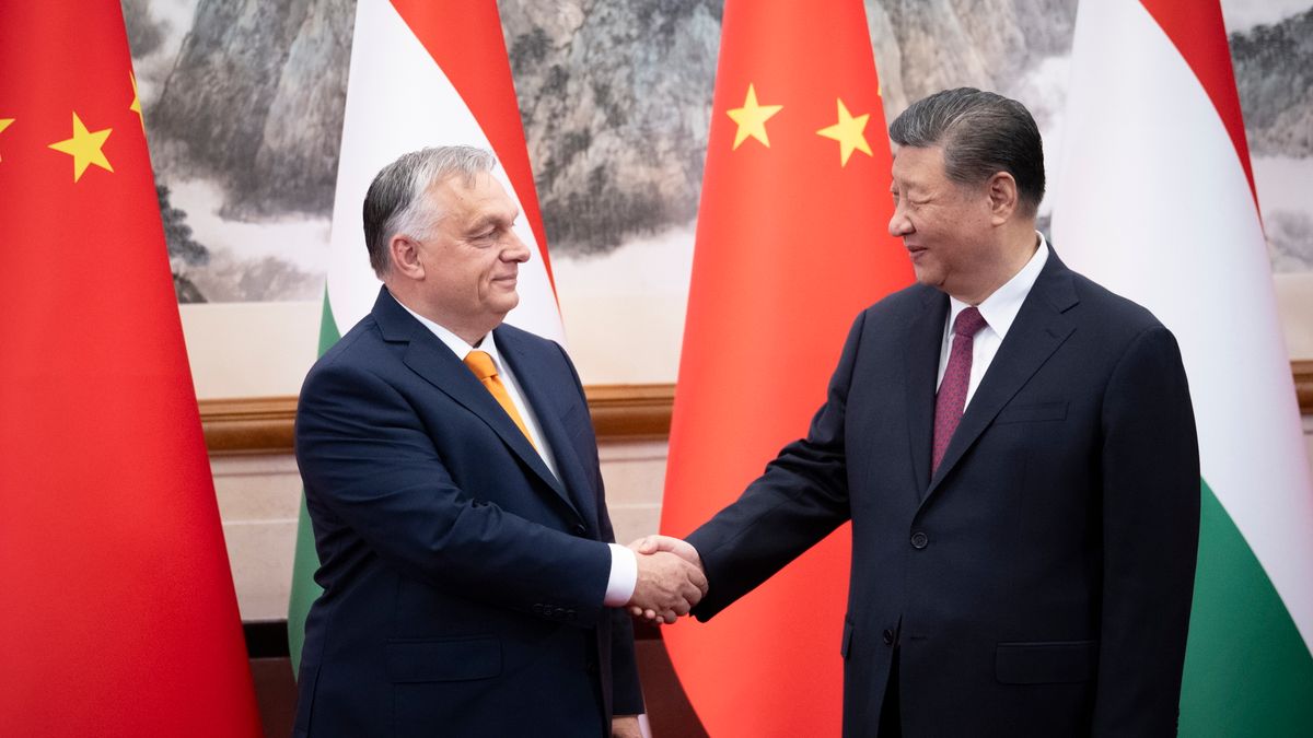 A békemisszióján Pekingben tárgyaló Orbán Viktornak a kínai elnök világossá tette, hogy folytatni fogja a béke megteremtésére irányuló erőfeszítéseit