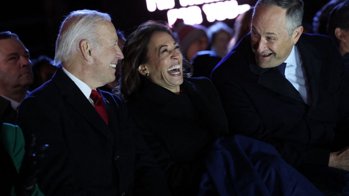 A bármilyen helyzetben vihogni képes Kamala Harris váltaná a bukott Bident