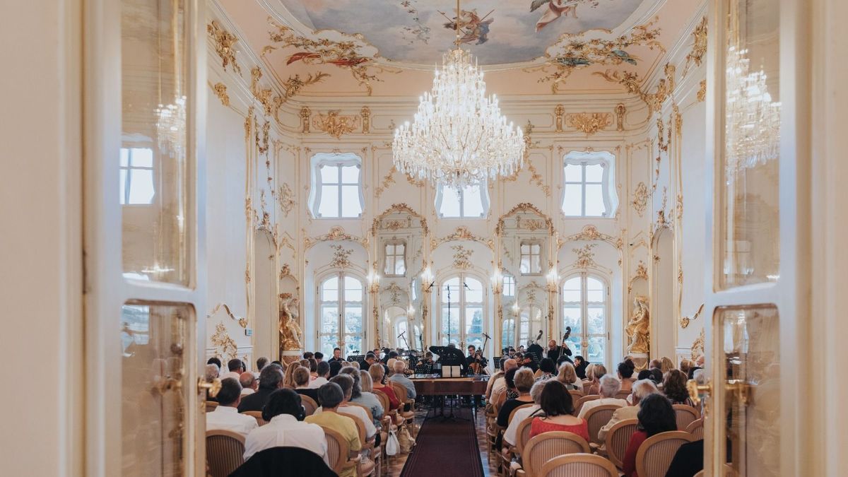 Korhű koncertek a fertődi Esterházy-kastélyban