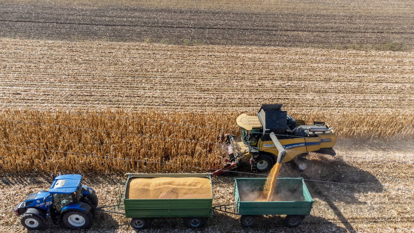 Orosháza, 2023. szeptember 20.
A drónnal készült felvételen kukoricatörő adapterrel felszerelt New Holland típusú kombájn kukoricát ürít Orosháza határában 2023. szeptember 20-án.  
MTI/Rosta Tibor