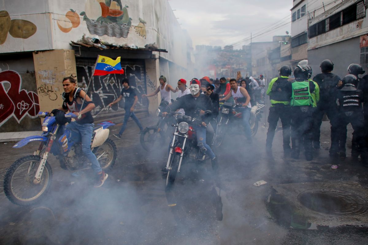 Az előző napi venezuelai elnökválasztás hivatalos eredménye miatt tiltakoznak Caracasban 2024. július 29-én. (Fotó: MTI/AP/Cristian Hernández)