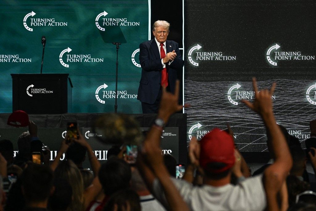 Donald Trump volt amerikai elnök és 2024-es republikánus elnökjelölt a színpadon, miután 2024. július 26-án felszólalt a floridai West Palm Beach-ben. (Fotó: CHANDAN KHANNA / AFP)