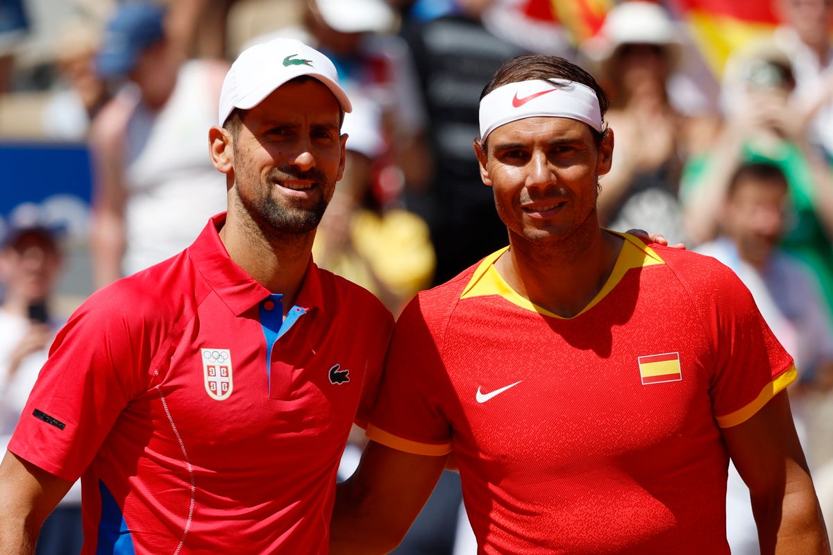 Párizs, 2024. július 29.
A szerb Novak Djokovic (b) és a spanyol Rafael Nadal a 2024-es párizsi nyári olimpia 2024 tenisz 
 bajnoksága férfi egyesének második fordulójában játszott mérkõzésük elõtt a párizsi Roland Garros Stadionban 2024. július 29-én.
