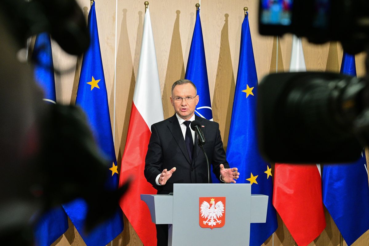 Andrzej Duda lengyel elnök a Wladyslaw Kosiniak-Kamysz védelmi miniszterrel közösen tartott sajtóértekezleten a lengyel fegyveres erők kiképzési központjában az észak-lengyelországi Bydgoszczban 2024. július 4-én. A varsói vezető szerint visszatért a hidegháború. (Fotó: MTI/EPA-PAP/Tytus Zmijewski)