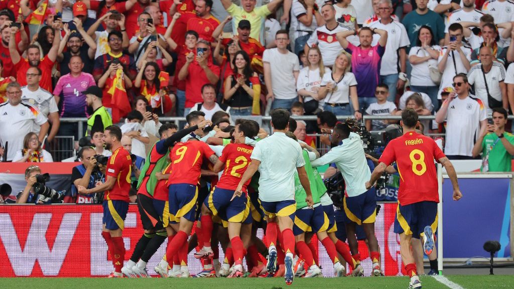 Spain's players celebrate their team's second goal during the UEFA Euro 2024 quarter-final football match between Spain and Germany at the Stuttgart Arena in Stuttgart on July 5, 2024. (Photo by LLUIS GENE / AFP)