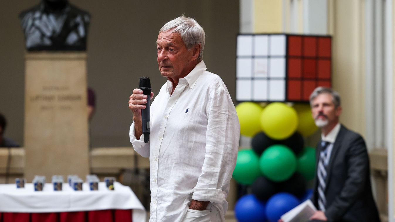 Budapest, 2024. július 11.
Rubik Ernõ Kossuth- és állami díjas építészmérnök, feltaláló beszédet mond az International Young Physics Tournament (IYPT) középiskolás fizikai világverseny nyitó eseményén a Budapesti Mûszaki és Gazdaságtudományi Egyetemen 2024. július 11-én.
MTI/Hegedüs Róbert