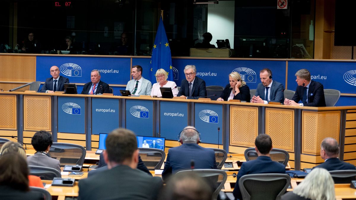 Az Európai Néppárt, valamint a szocialisták és demokraták szövetsége is csak veszít hatalmából